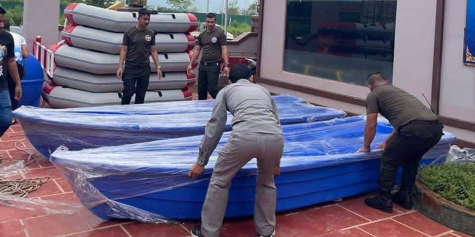 ឯកឧត្តម កែ គឹមយ៉ាន បញ្ជូនទូកសង្គ្រោះ ៤៥គ្រឿង ជួយពលរដ្ឋរងគ្រោះដោយទឹកជំនន់នៅប៉ោយប៉ែត
